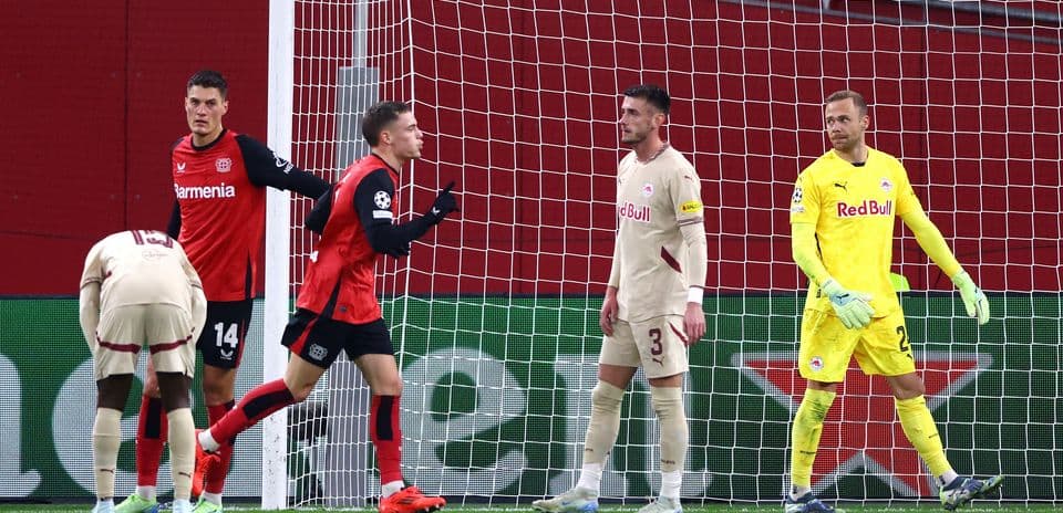 Bayer Leverkusen futbolçusu qol vurur