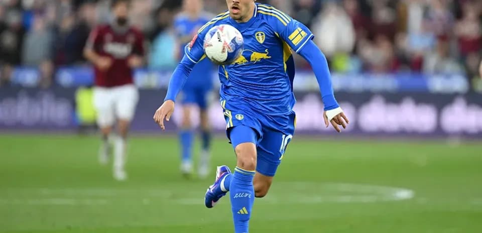 Futbolçu topu havada tutaraq irəliləyir