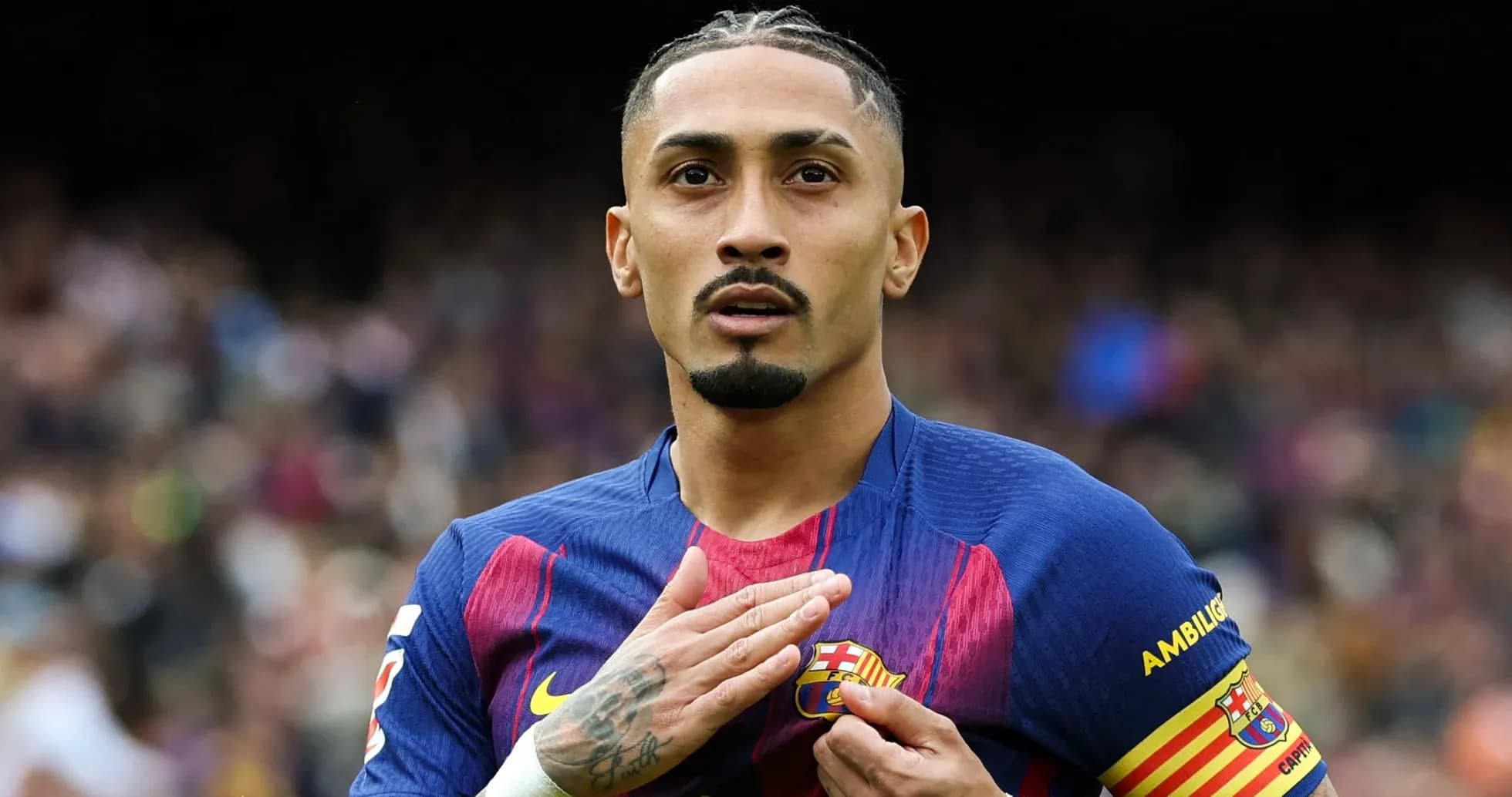 Futbolçu Barcelona formasını öpür