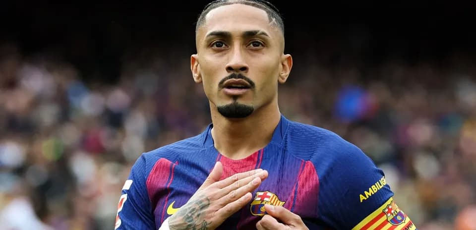 Futbolçu Barcelona formasını öpür