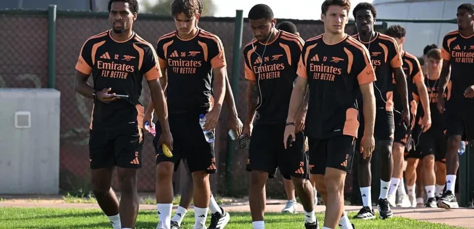 Futbol komandası məşqə gedir, qara formalar geyinib