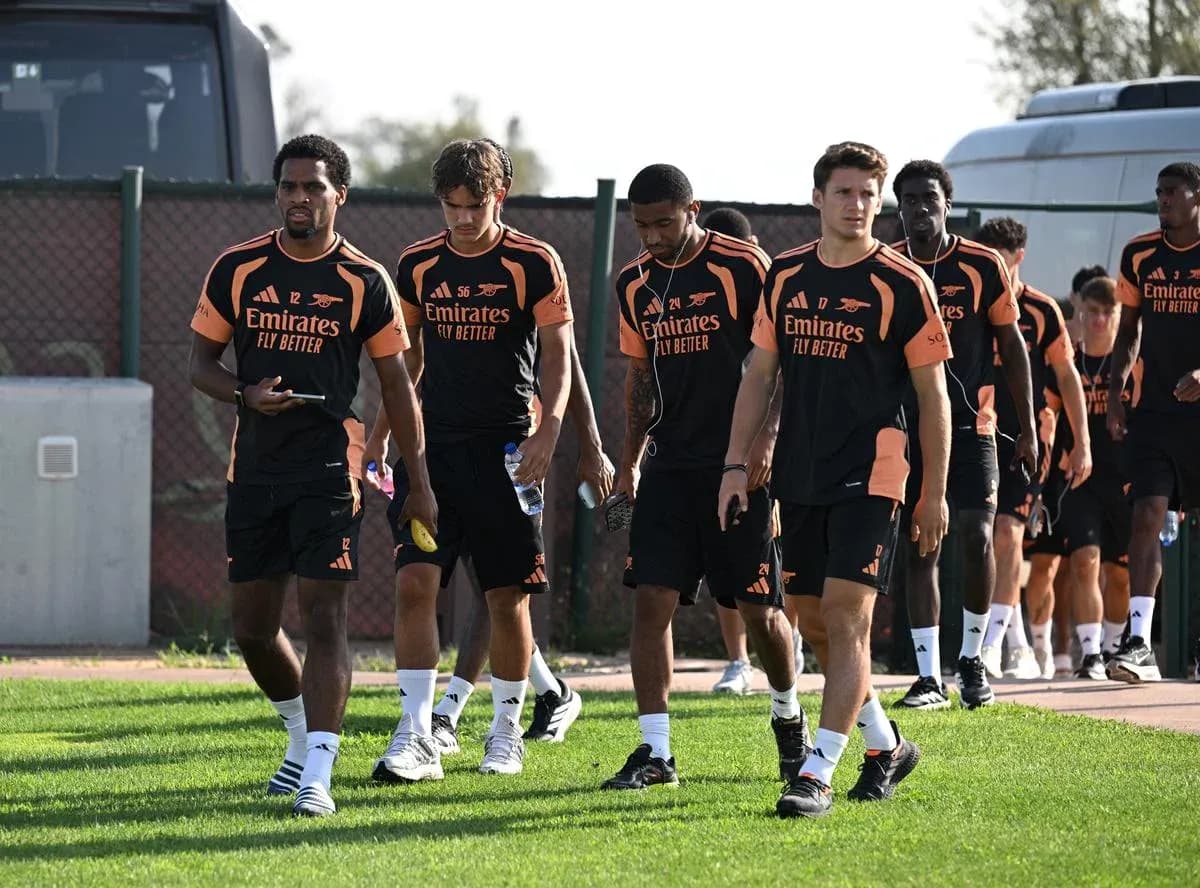 Futbol komandası məşqə gedir, qara formalar geyinib