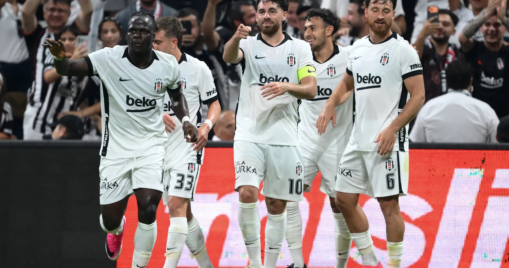 Beşiktaş futbolçuları qolu qeyd edirlər