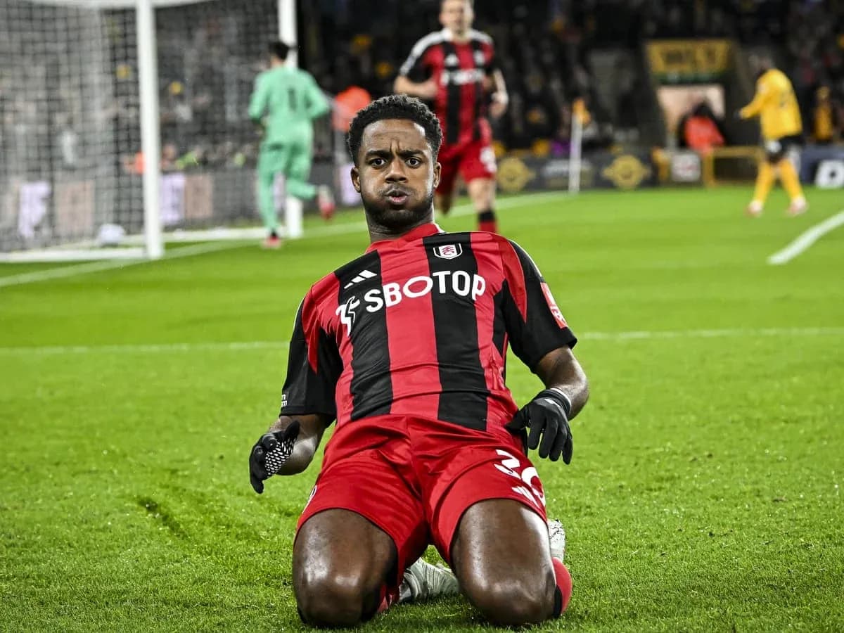 Fulham oyunçusu qolları qeyd edir