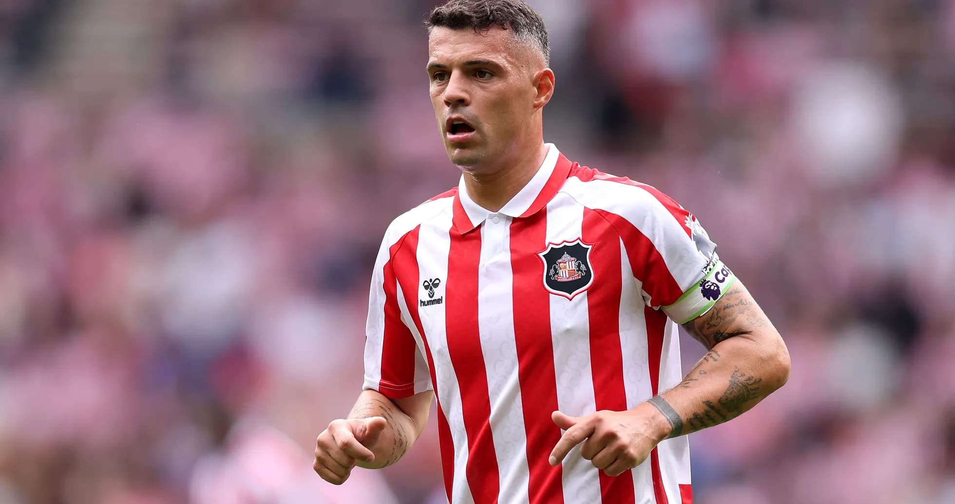 Futbolçu Sunderland formasında oyunçu meydançada