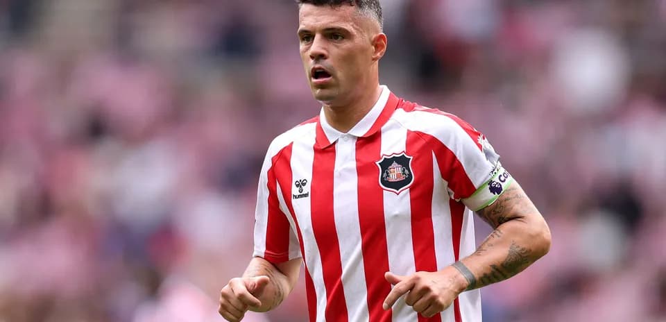 Futbolçu Sunderland formasında oyunçu meydançada