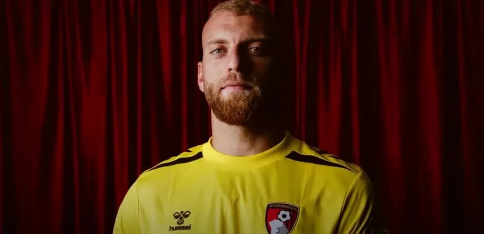 Futbolçunun sarı forma ilə portret şəkli