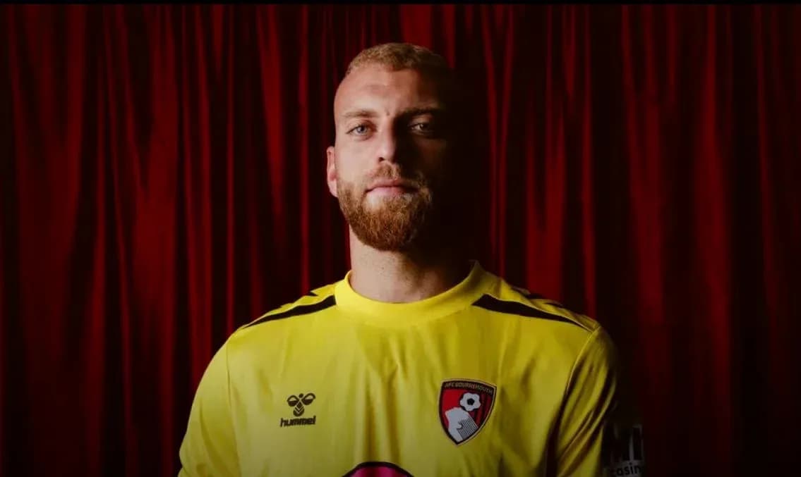 Futbolçunun sarı forma ilə portret şəkli