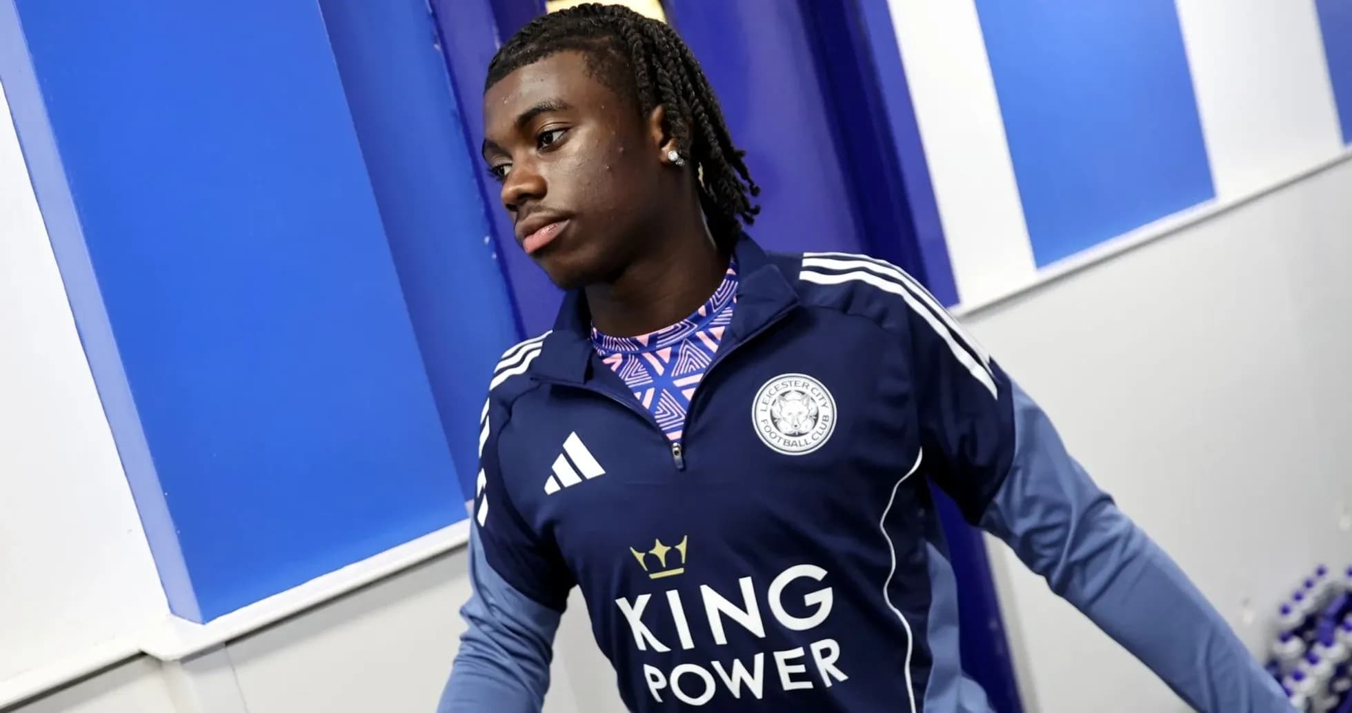 Futbolçu Leicester City geyimində mavi divardan keçir