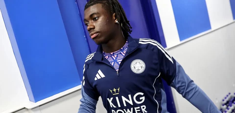 Futbolçu Leicester City geyimində mavi divardan keçir