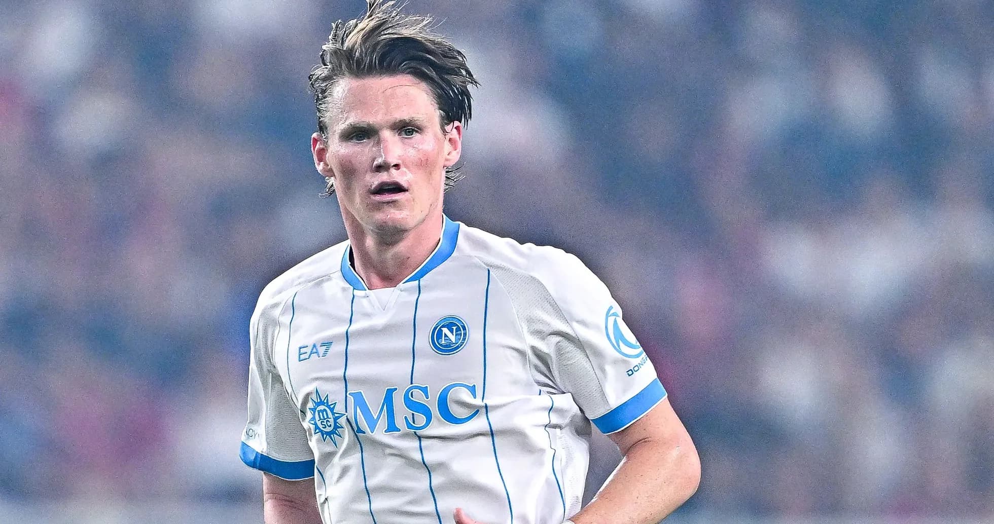 Futbolçu Napoli forması ilə sahədə hərəkət edir