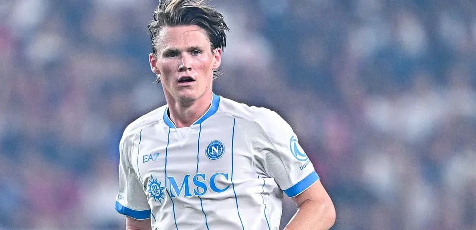 Futbolçu Napoli forması ilə sahədə hərəkət edir
