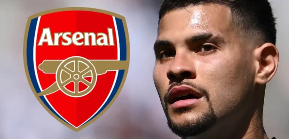 Futbolçu Arsenal logosu ilə yanaşı görünür
