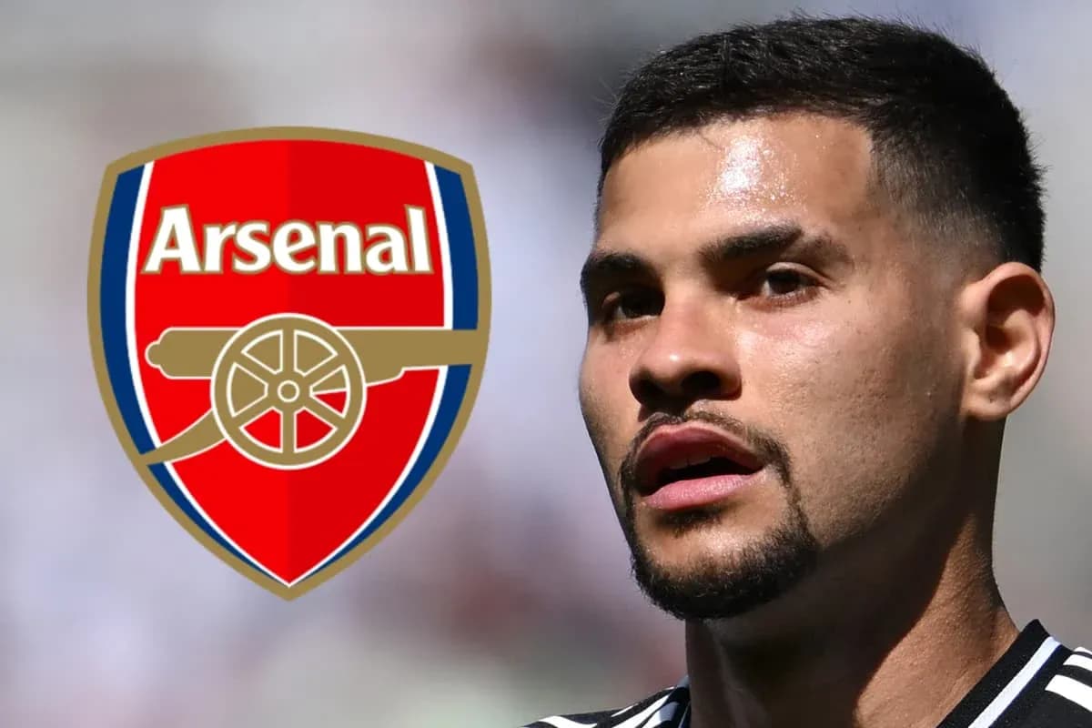 Futbolçu Arsenal logosu ilə yanaşı görünür