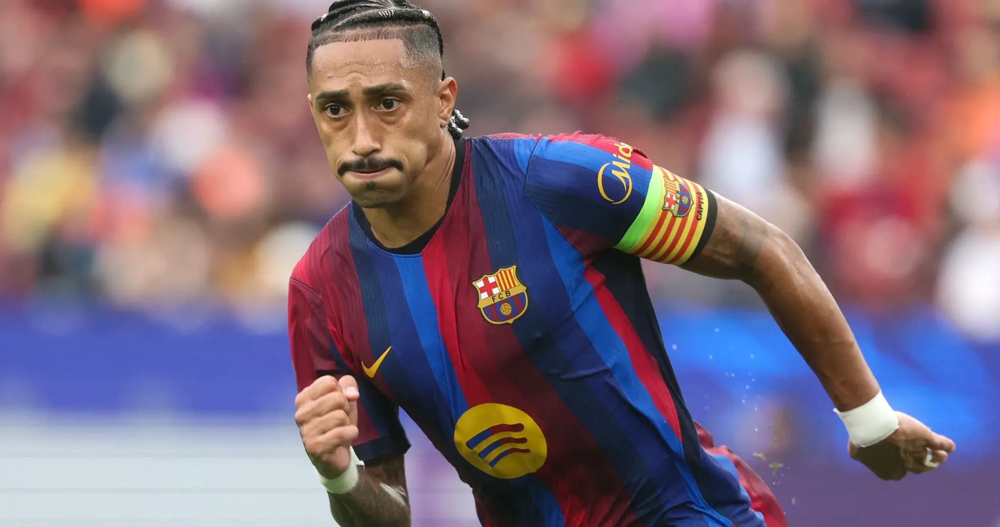 Futbolçu Barcelona formasında meydanda qaçır