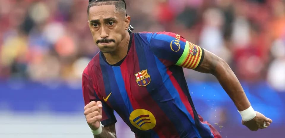Futbolçu Barcelona formasında meydanda qaçır