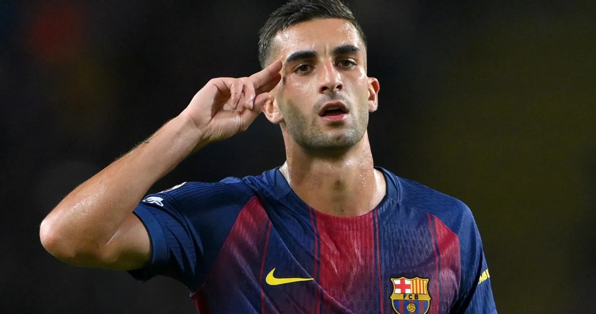 Futbolçu Barcelona formasında jest edərək poz verib