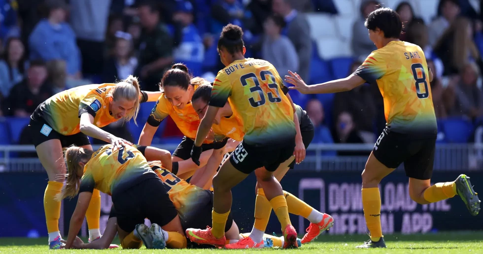 London City Lionesses oyunçuları sevinir