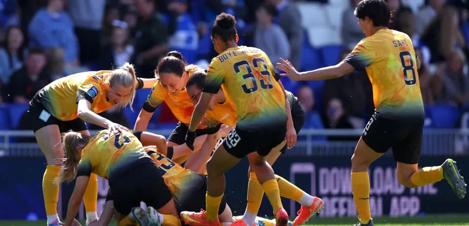 London City Lionesses oyunçuları sevinir