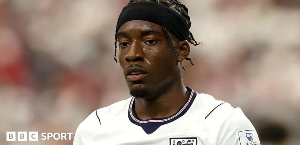 Futbolçu İngiltərə formasında oyun zamanı