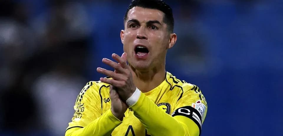 Futbolçunun oyun zamanı komandaya təşviq etməsi