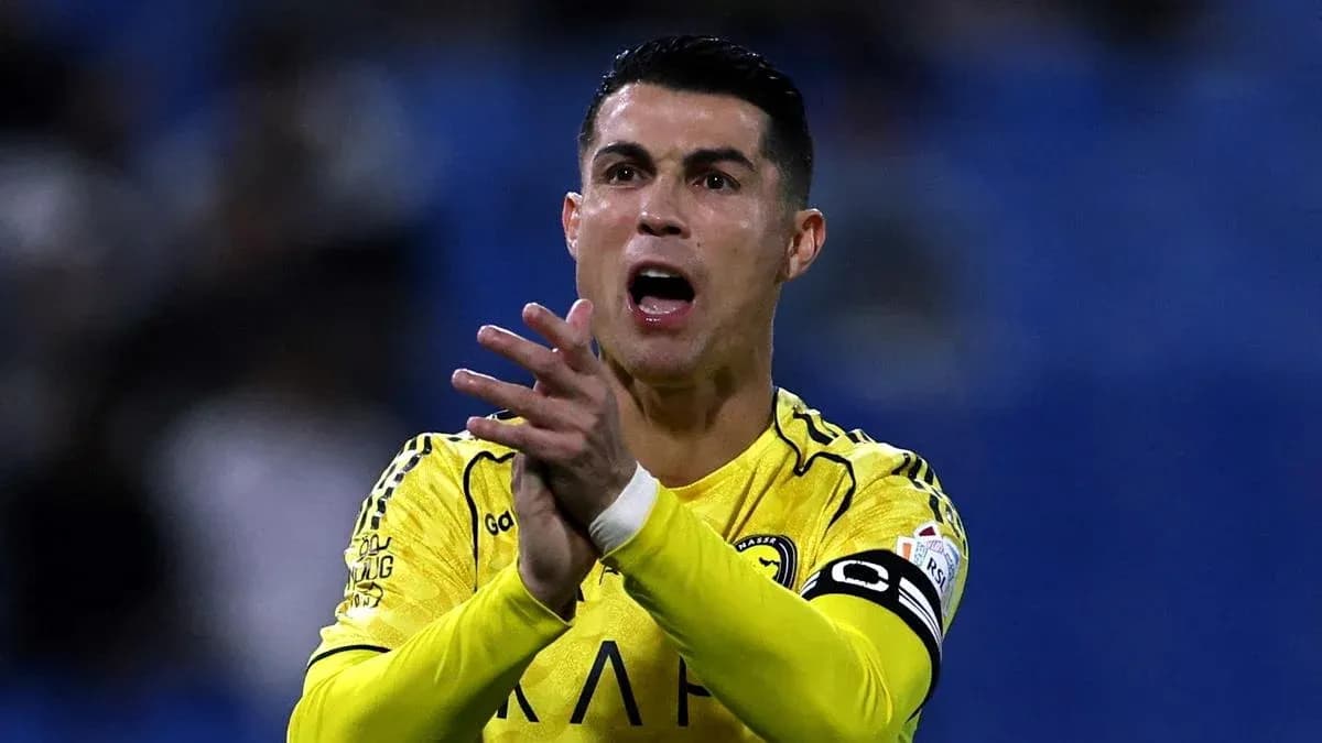 Futbolçunun oyun zamanı komandaya təşviq etməsi