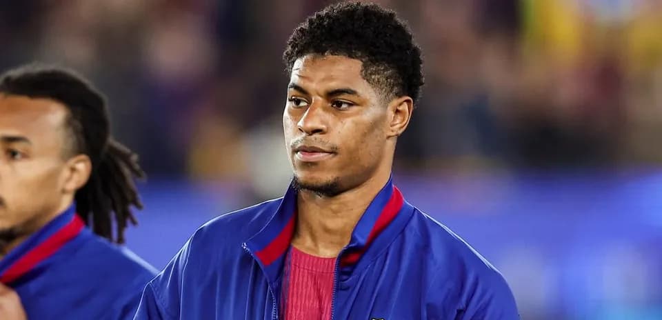Futbolçu Barcelona formasında stadionda yürüyür