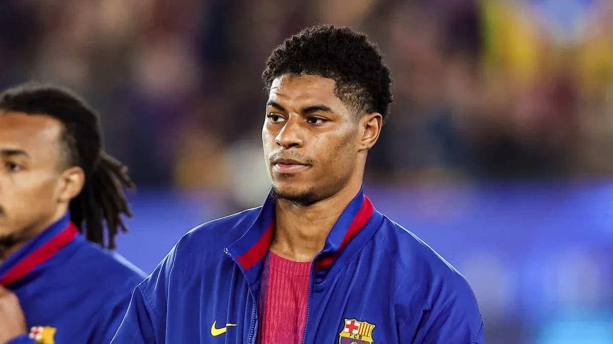 Futbolçu Barcelona formasında stadionda yürüyür