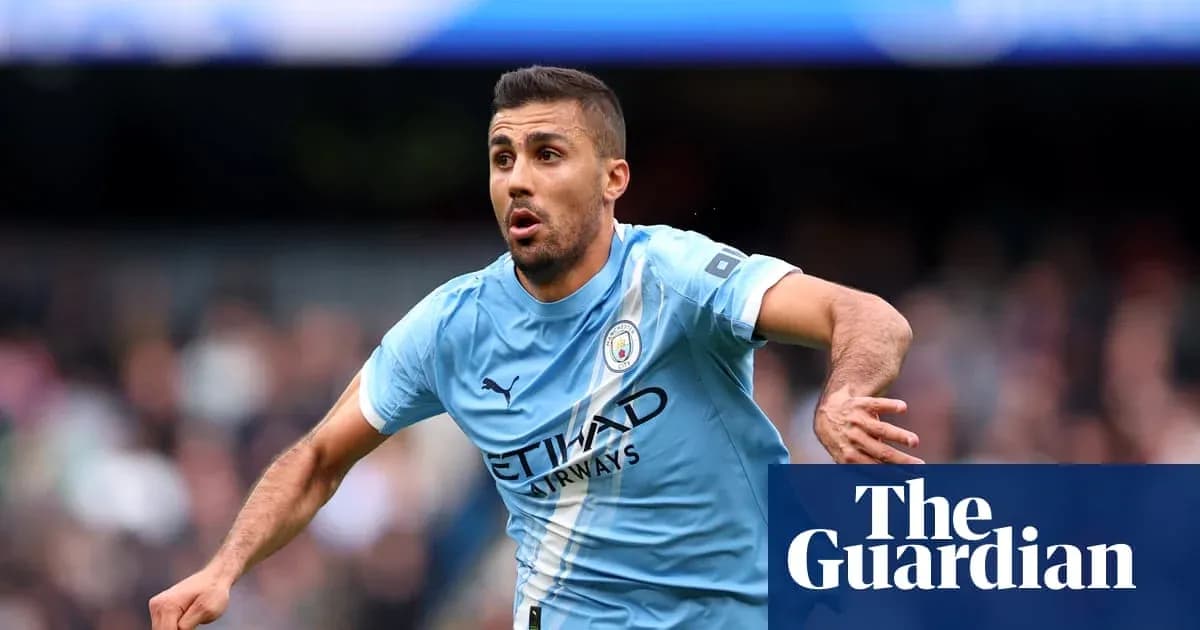 Futbolçu Mançester Siti formasında meydanda