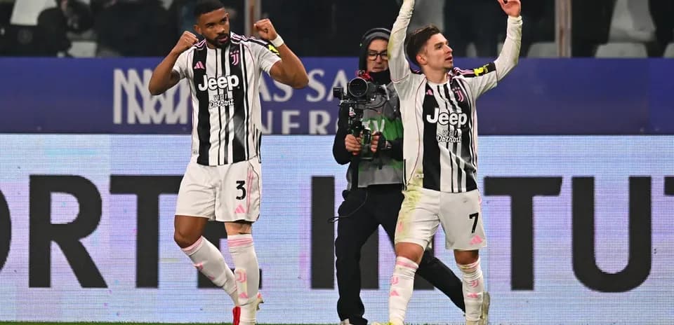 Juventus oyunçuları qələbə sevincini yaşayır