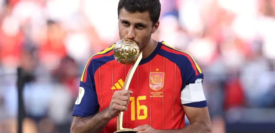 Futbolçu qızıl mükafatı öpür