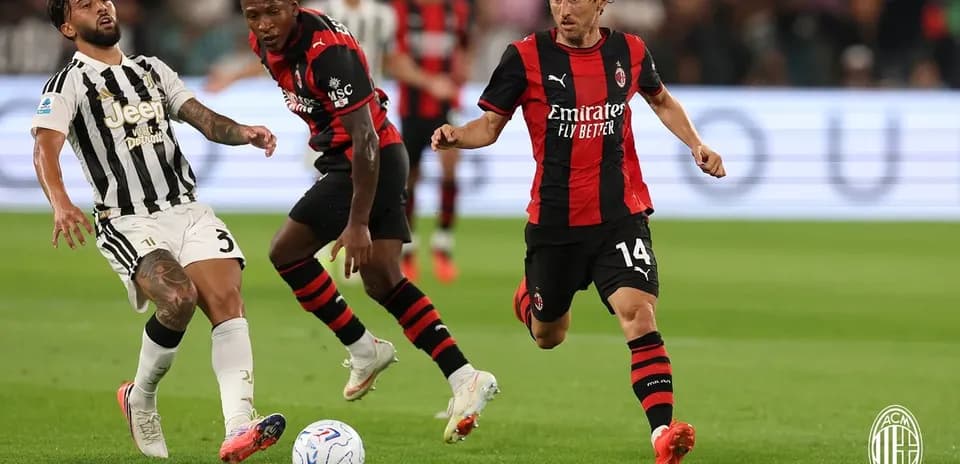 Juventus və AC Milan futbolçuları top üçün mübarizə aparır