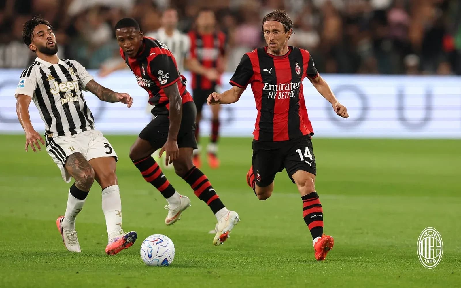 Juventus və AC Milan futbolçuları top üçün mübarizə aparır