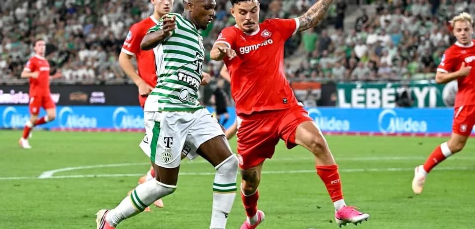Ferencvarosi TC futbolçuları top üçün mübarizə aparır