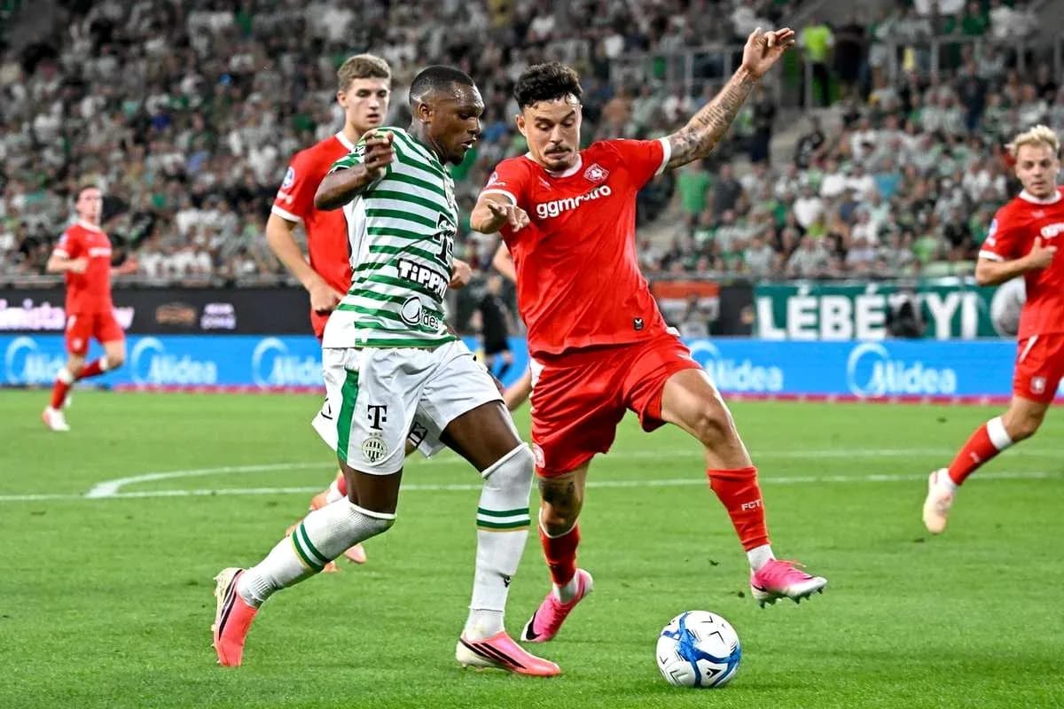 Ferencvarosi TC futbolçuları top üçün mübarizə aparır