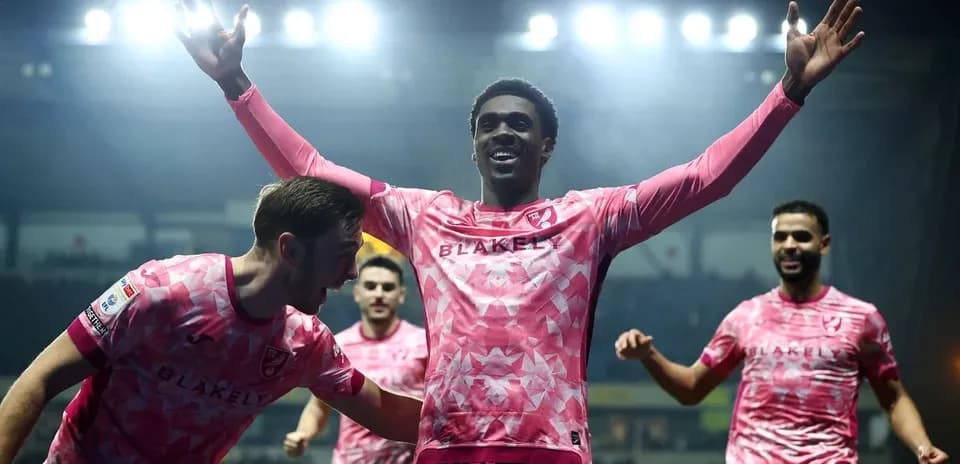 Futbolçular qələbə sevinci yaşayırlar, pink formadadırlar