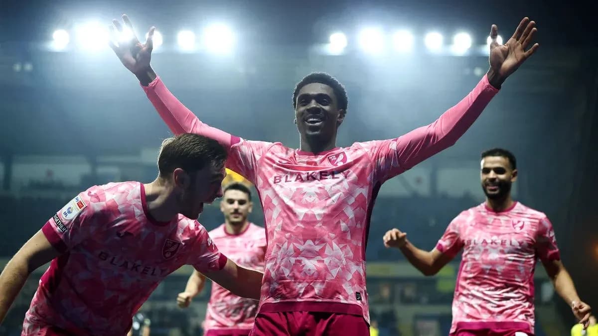 Futbolçular qələbə sevinci yaşayırlar, pink formadadırlar