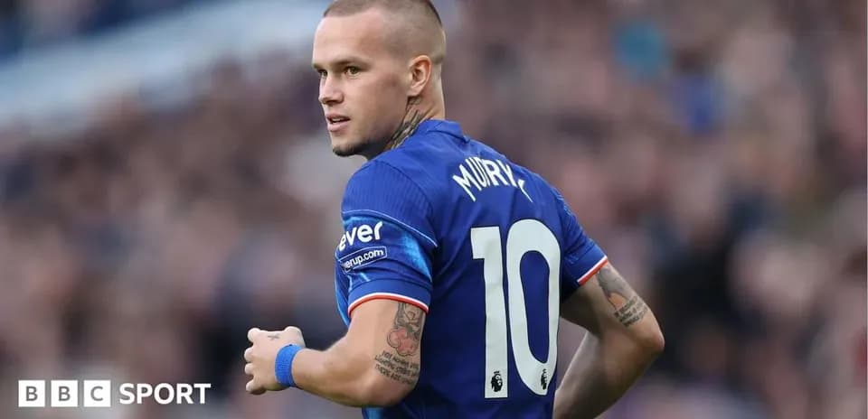Futbolçu MURRAY 10 nömrəli forma ilə durur
