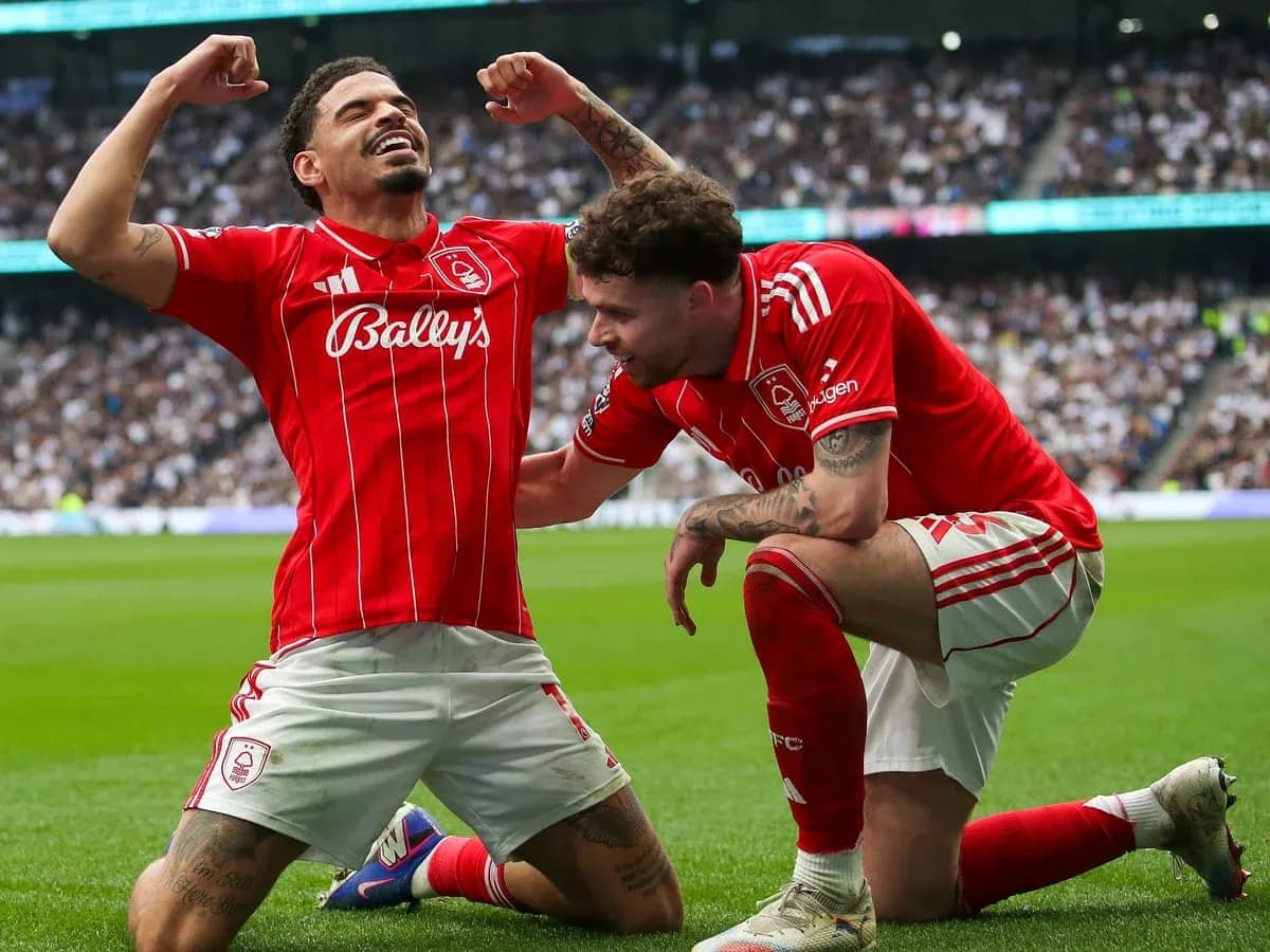 Nottingham Forest oyunçuları qələbə sevincini yaşayır