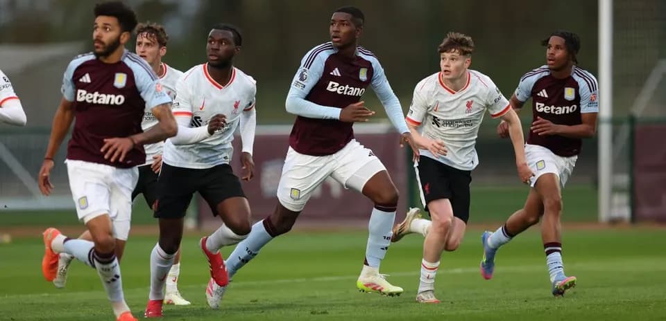 Aston Villa və Liverpool oyunçuları top üçün mübarizə aparır