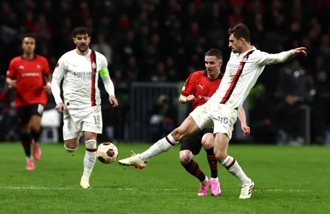 AC Milan və Benfica oyunu zamanı topa zərbə