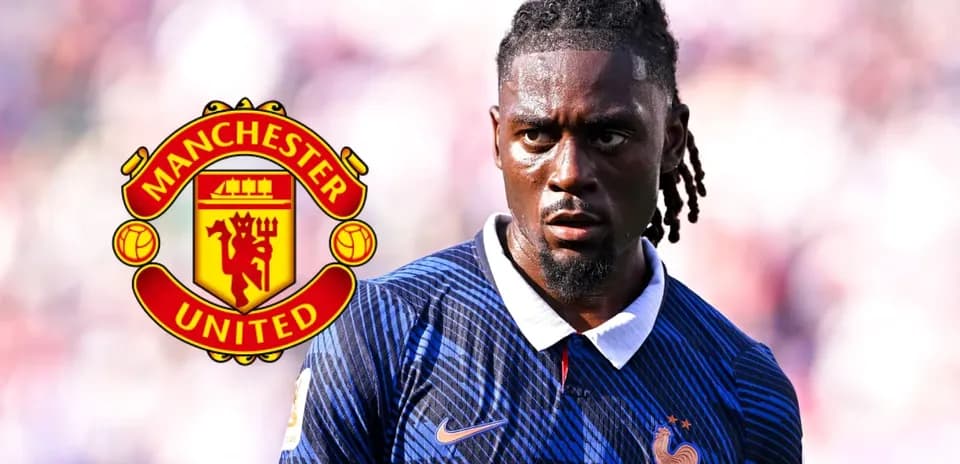 Futbolçu Manchester United formasında mavi köynəkdə