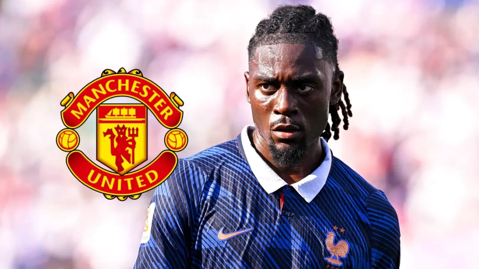 Futbolçu Manchester United formasında mavi köynəkdə