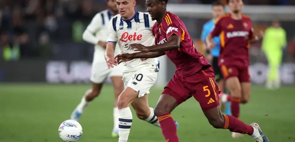 AS Roma və Atalanta oyunçuları top üçün mübarizə aparır