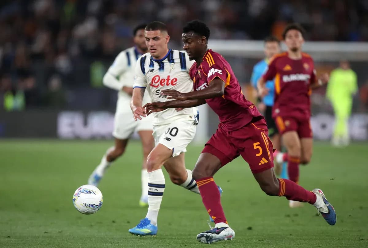 AS Roma və Atalanta oyunçuları top üçün mübarizə aparır