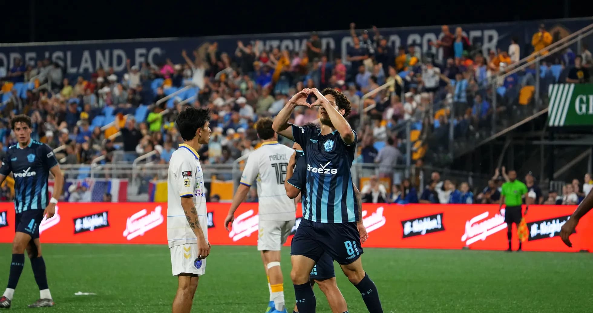 Oyunçuların sevincini paylaşdığı futbol maçı