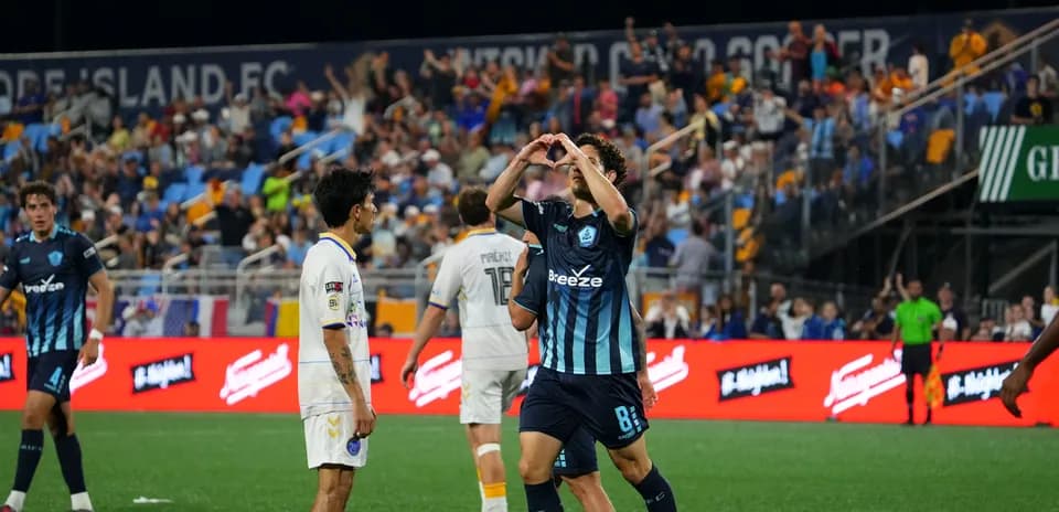 Oyunçuların sevincini paylaşdığı futbol maçı
