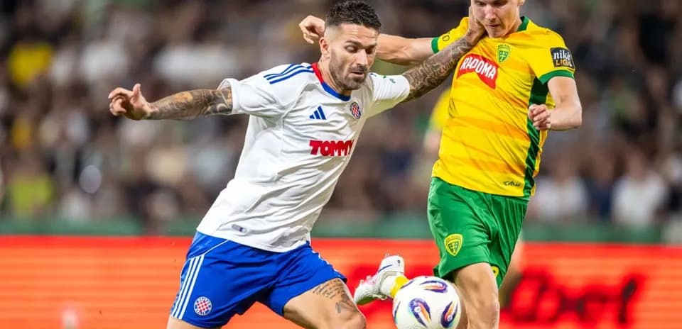 HNK Hajduk Split futbolçuları top üçün mübarizə aparır