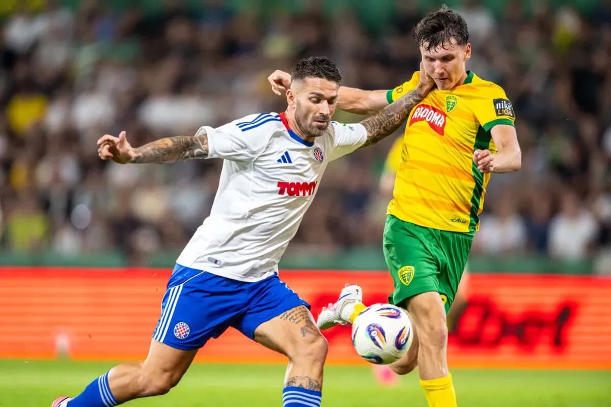 HNK Hajduk Split futbolçuları top üçün mübarizə aparır