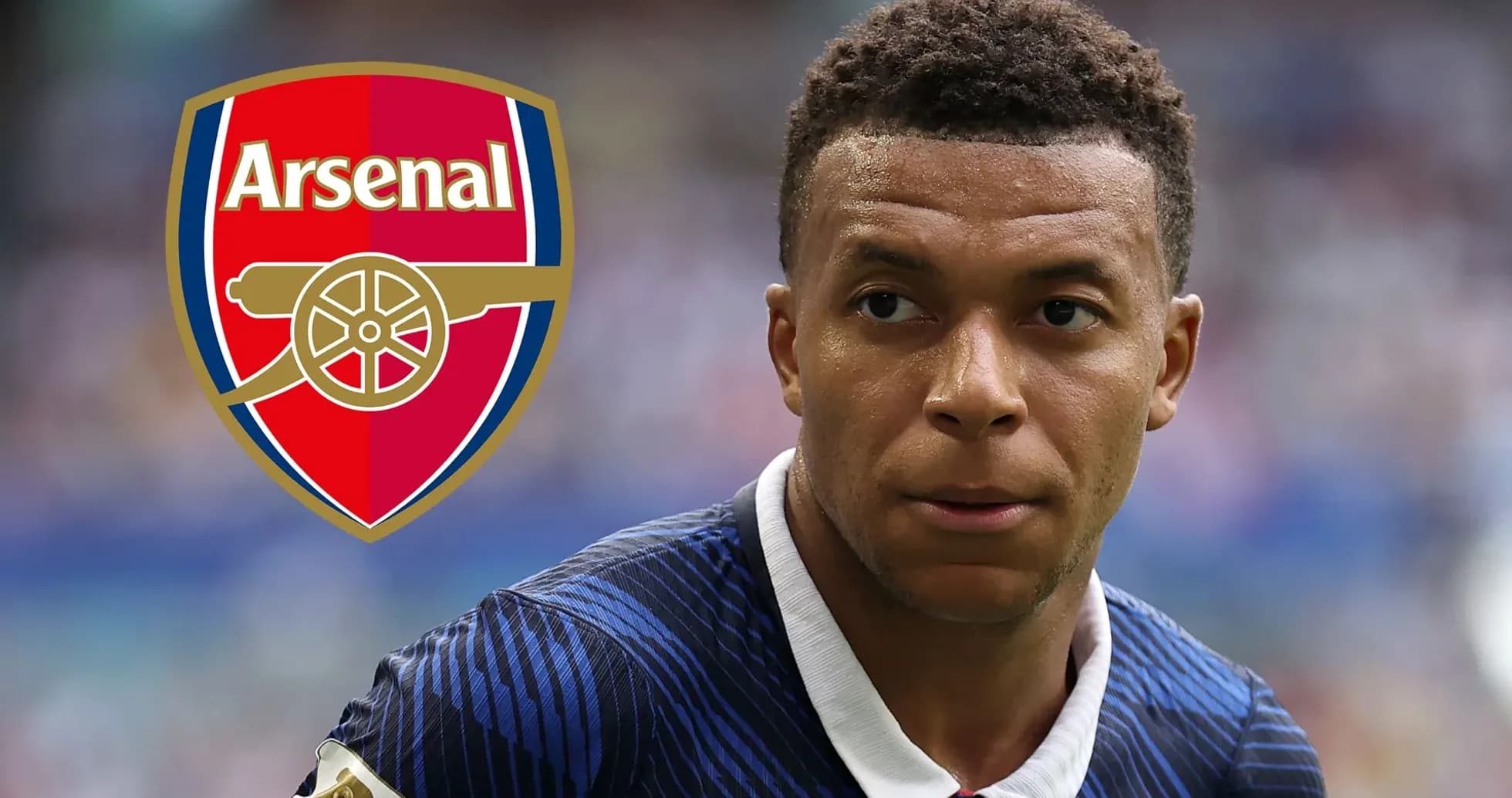Futbolçu Arsenal logosu ilə yanaşı görünür